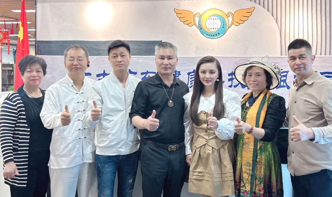 餃香四溢暖龍馬，美靈獻唱醉春風